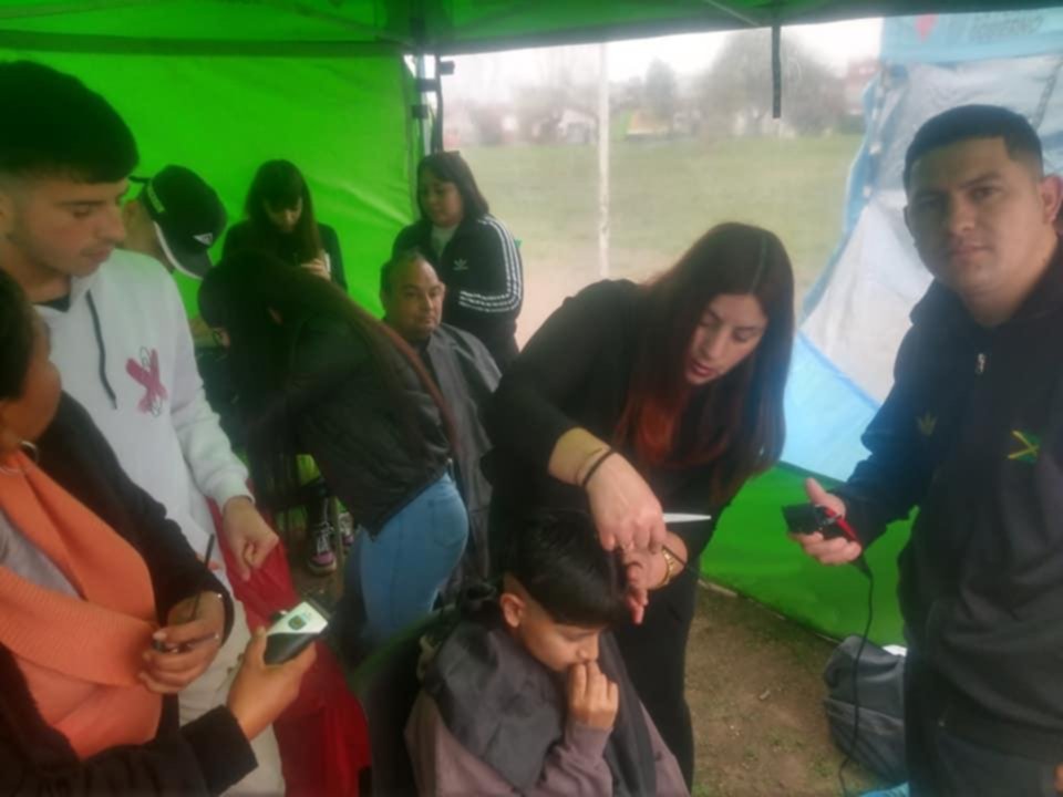 Realizan cortes de pelo “solidarios” en el Centro