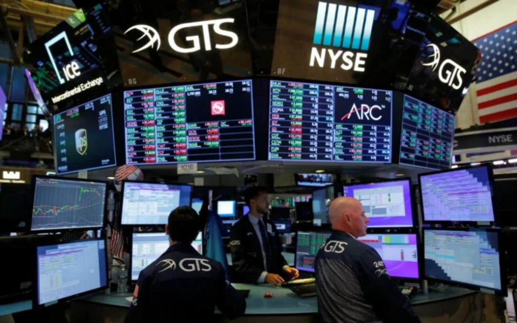 El Riesgo País sigue cayendo y se ubica debajo de los 900 puntos