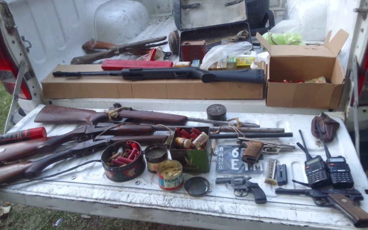 Berisso: lo buscaban por el robo de un trailer y se encontraron con un arsenal