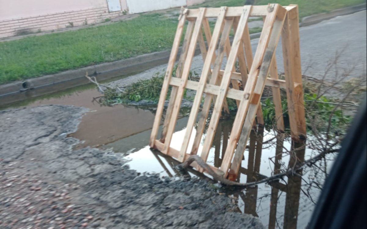 Una calle de Los Hornos dividida por un bache