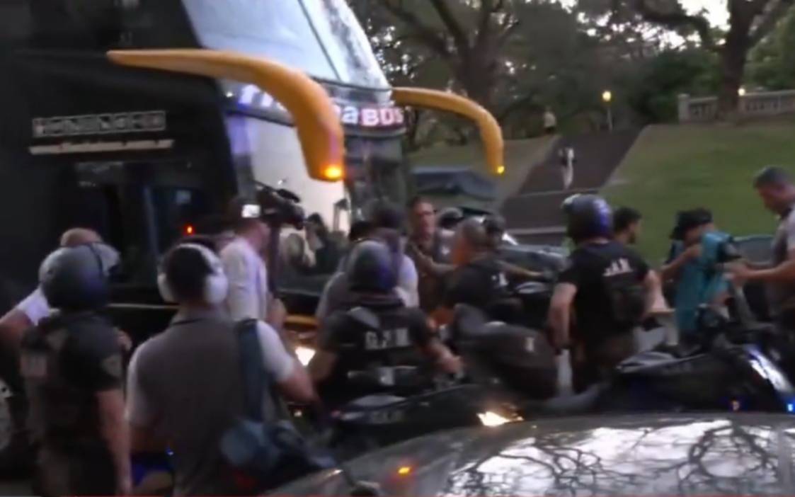 Piedrazos y demoras: los micros de hinchas del Mineiro fueron atacados y el plantel llegó tarde al Monumental
