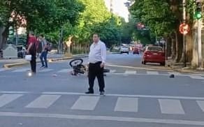 Choque fatal en el centro de La Plata: murió una motociclista tras chocar contra un auto
