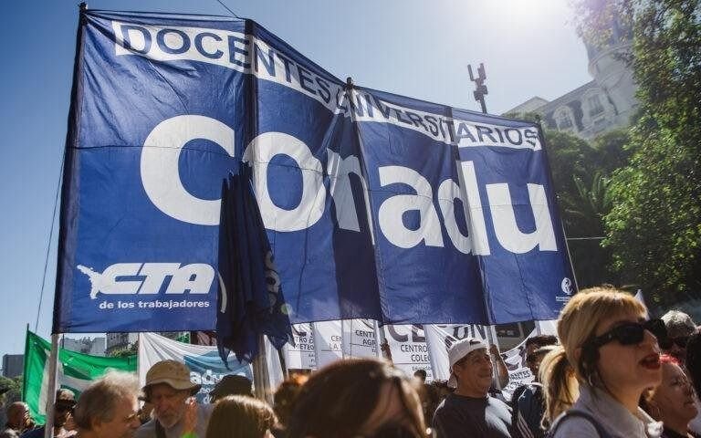 Clases complicadas: otro día de huelga en la Universidad y en escuelas públicas de la Provincia