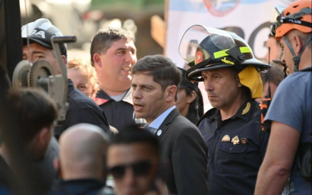 Derrumbe: Kicillof está en Villa Gesell para seguir de cerca el operativo de búsqueda de sobrevivientes