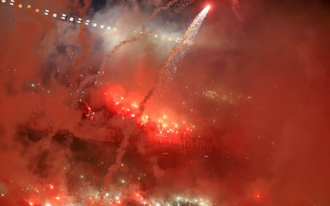 River, eliminado y con El Monumental clausurado por las bengalas y fuegos artificiales ante Atlético Mineiro
