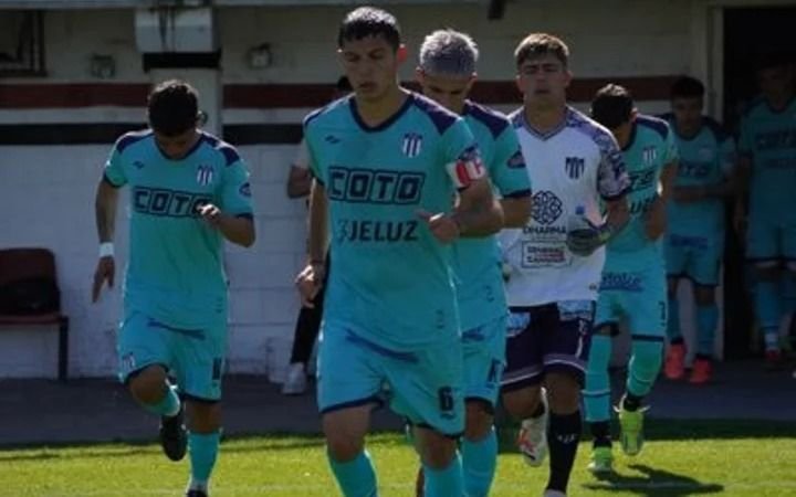 Conmoción en el fútbol de ascenso: murió un jugador de Tristán Suárez en un accidente de auto