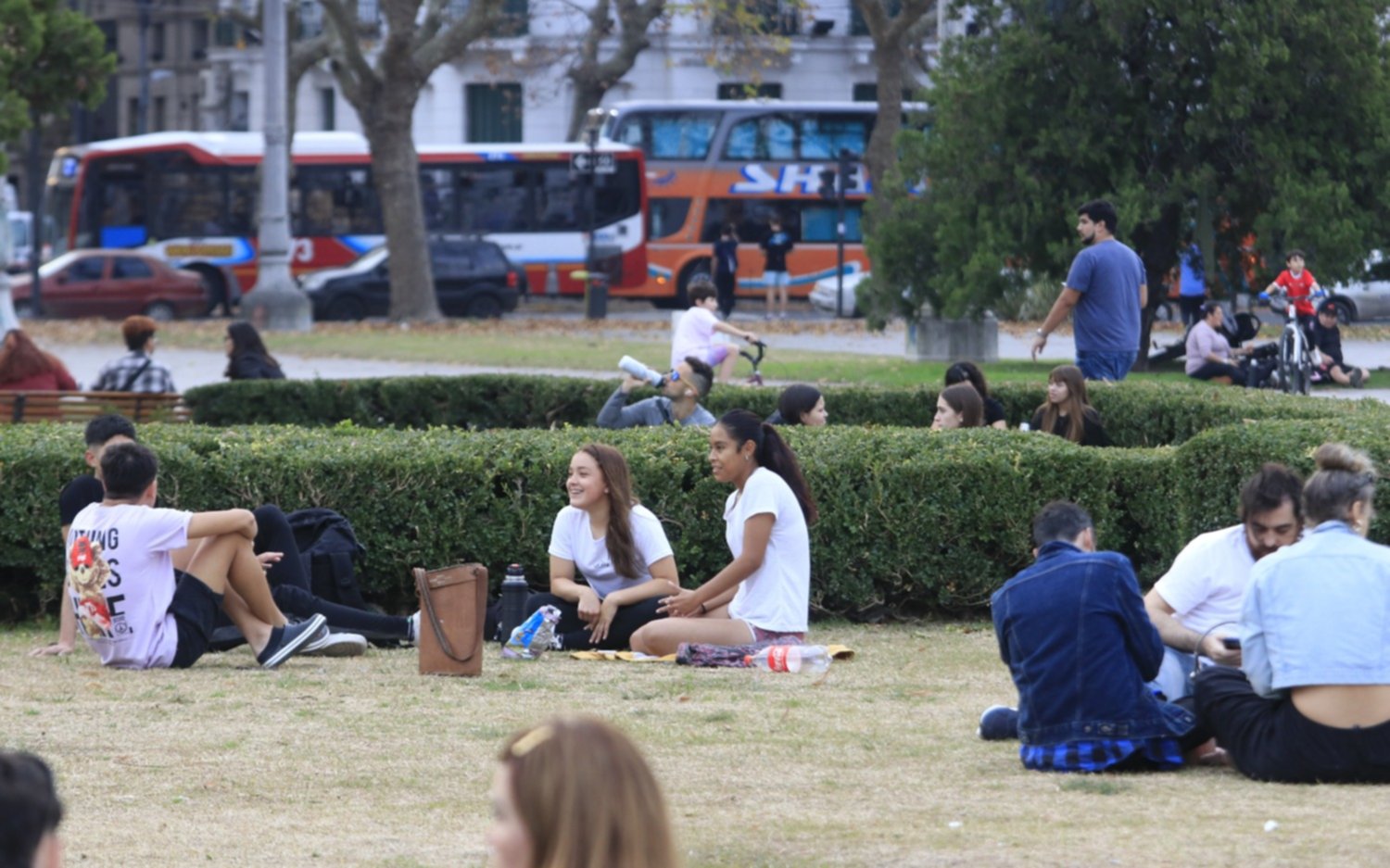 Baja la temperatura y aparecen algunas nubes este jueves en La Plata: ¿llueve el finde?