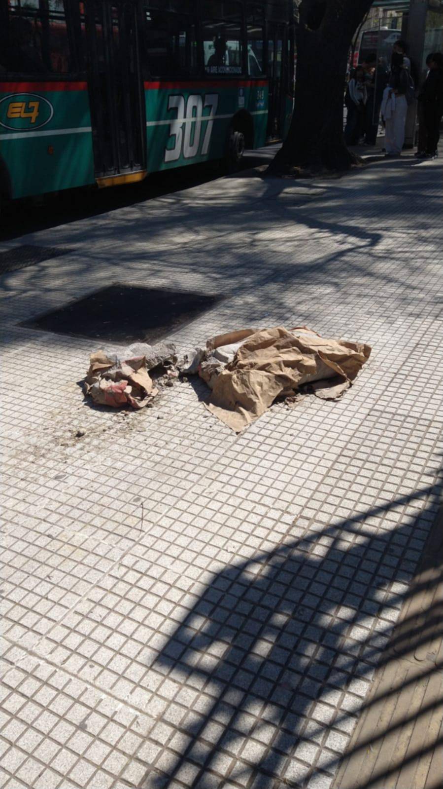 Pedazos de cemento en una vereda del microcentro desde hace varios días