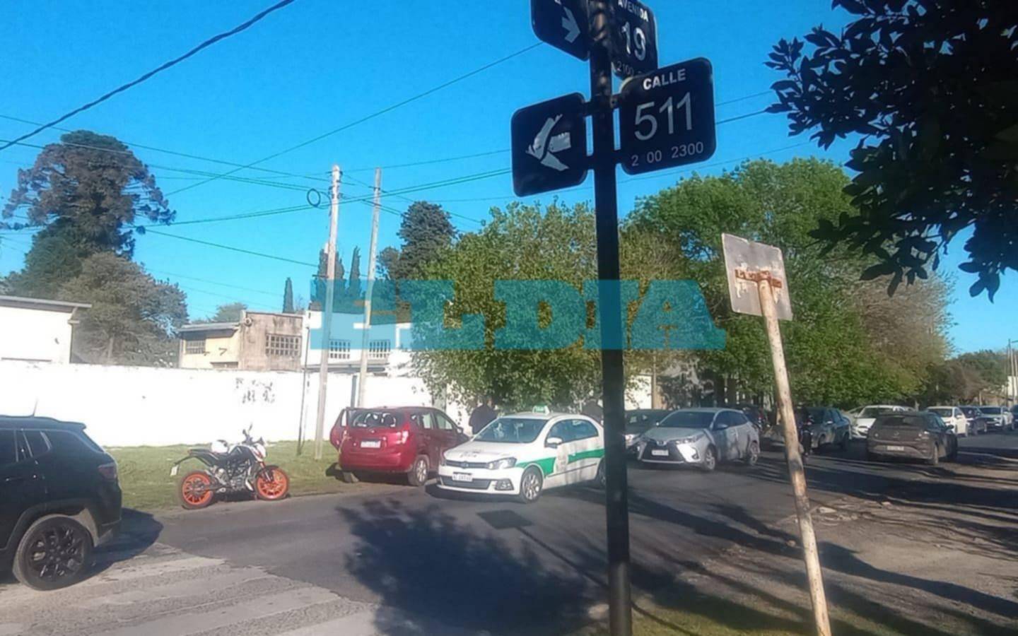 Choque en la esquina de una escuela en La Plata generó caos de tránsito 