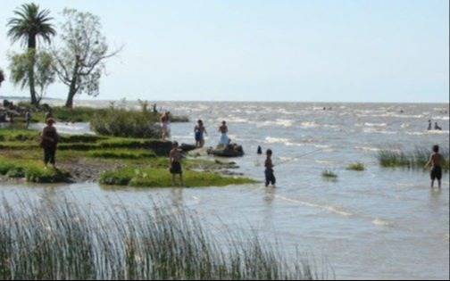 Buscan en Berisso a un joven que entró a nadar al Río de la Plata y nunca salió