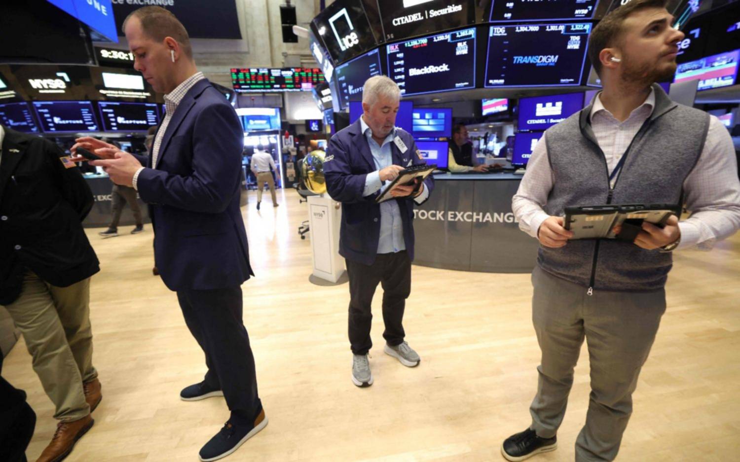 Otro día de tensión cambiaria: el dólar oficial subió $50, el riesgo país superó los 1200 puntos y caen las acciones argentinas en Wall Street