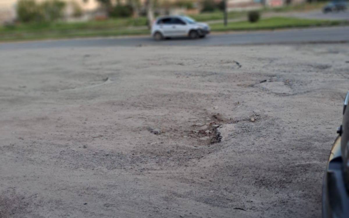 Vecinos de Gonnet reclaman por calles en mal estado que “rompen los autos”