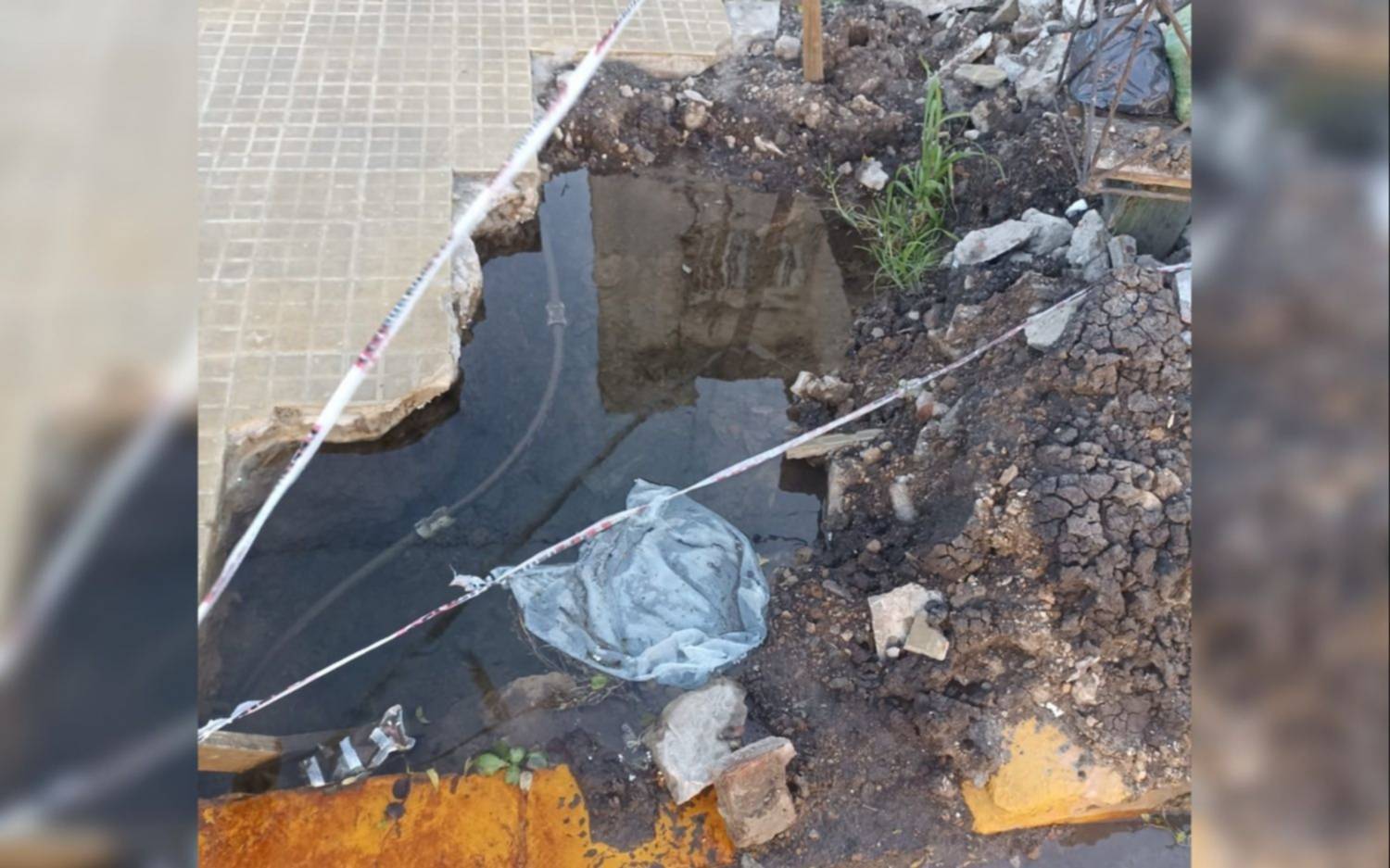 “Es un peligro”: en Altos de San Lorenzo conviven con un pozo de medio metro de profundidad