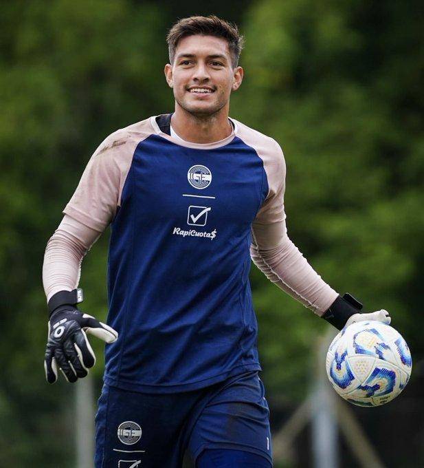 Ingolotti se perfila para atajar ante Sarmiento