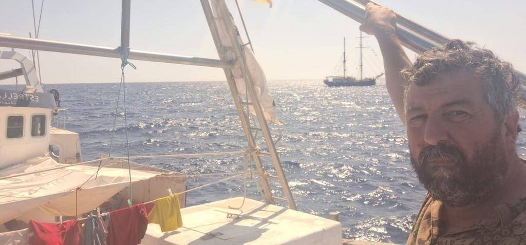 Quién es el platense al frente de una flotilla que lleva ayuda a Gaza