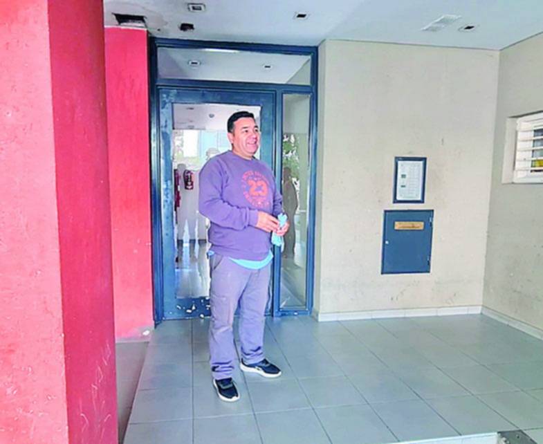 En su día, los encargados de edificios defienden la profesión