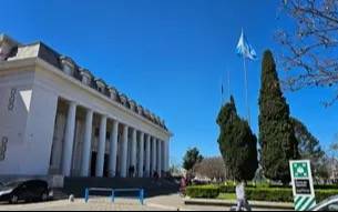 Bahía Blanca: la UNS respondió izando la bandera argentina tras un acto de militantes de izquierda