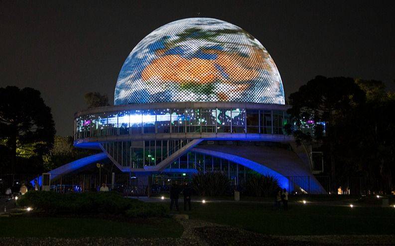 Ciencia vs astrología: se desató la guerra por la presencia de Ludovica Squirru en el Planetario