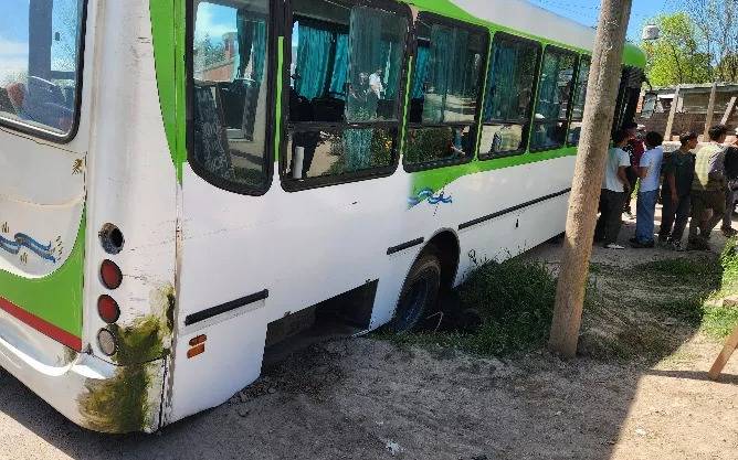 Un micro que llevaba chicos a la escuela se quedó encajado en un barrio de La Plata