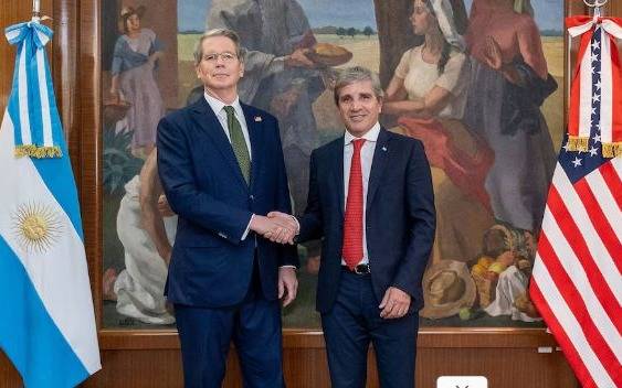 Caputo viaja a Washington para negociar con Bessent apoyo financiero y definir la estrategia con el equipo de Trump