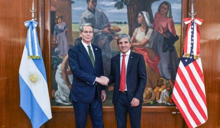 A seguir pidiendo: Caputo va a EEUU por el swap