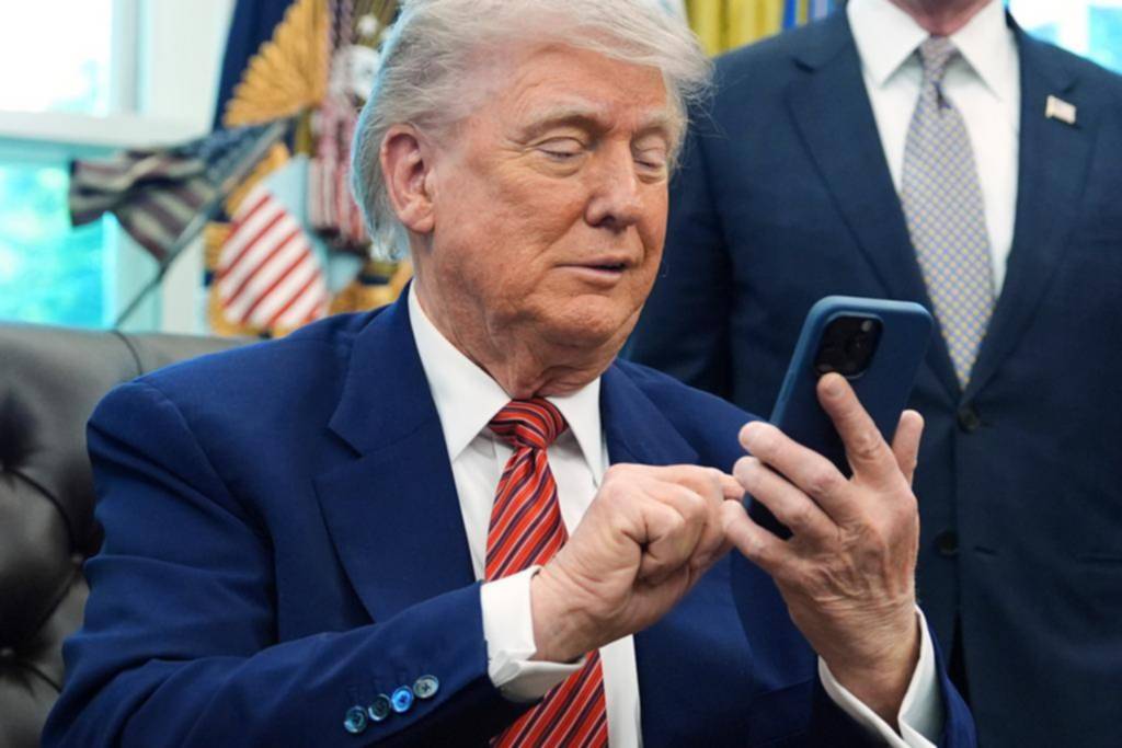 Trump reparte despidos y castigos a opositores