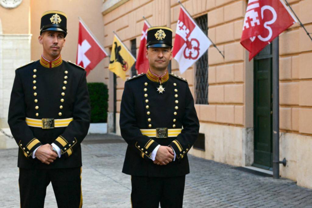La Guardia Suiza estrena un uniforme sin colores