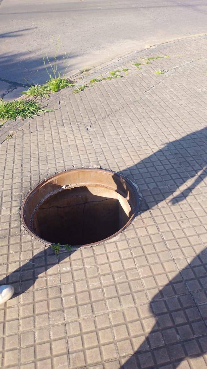 Cuidado con el pozo: robaron la tapa de una cámara en 29 y 47