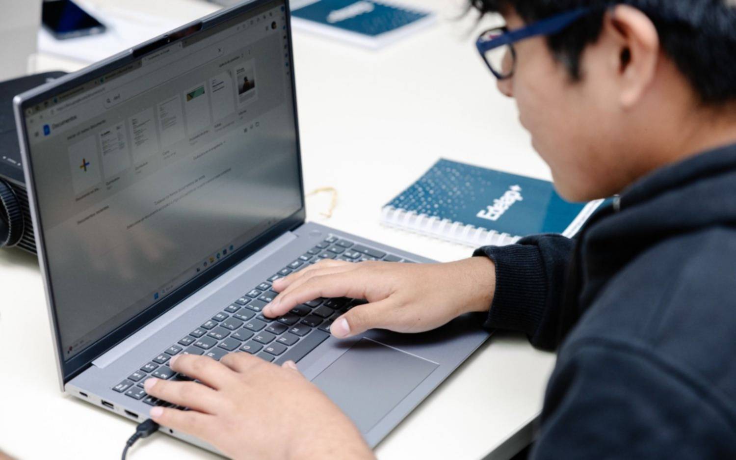 Lanzan un programa de formación en habilidades digitales para chicos de secundaria: cómo anotarse