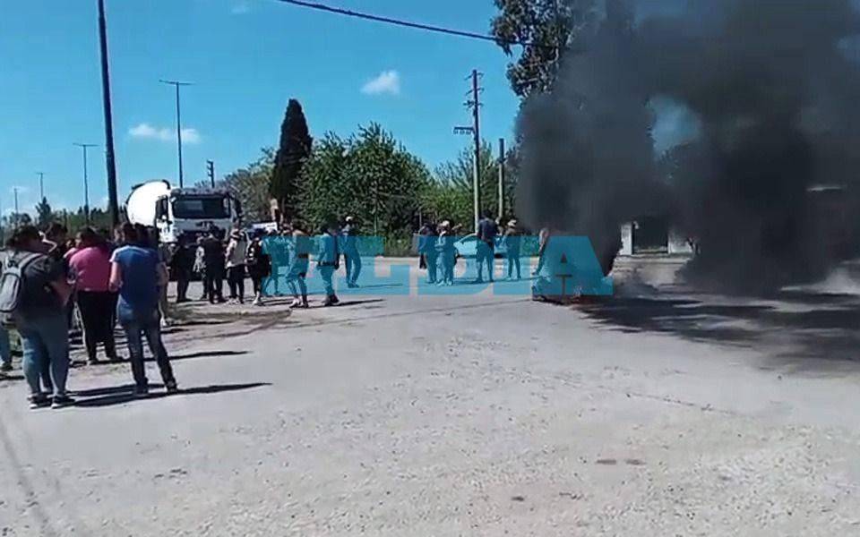 Tras otro accidente fatal en La Plata, los vecinos salieron a cortar la 44 en Etcheverry