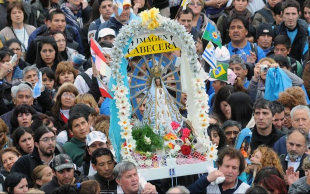 Devotos platenses peregrinan rumbo a Luján