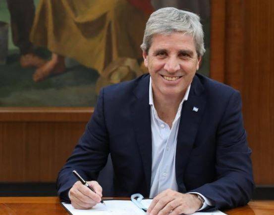 El ministro Caputo arribó a Washington para reunirse con Scott Bessent en busca del salvataje financiero