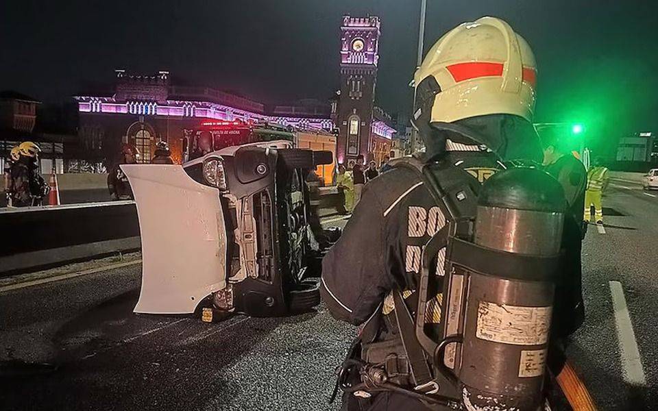 Autopista Buenos Aires - La Plata: chocó una Kangoo con ocho ocupantes, el conductor estaba alcoholizado y se lo llevaron esposado