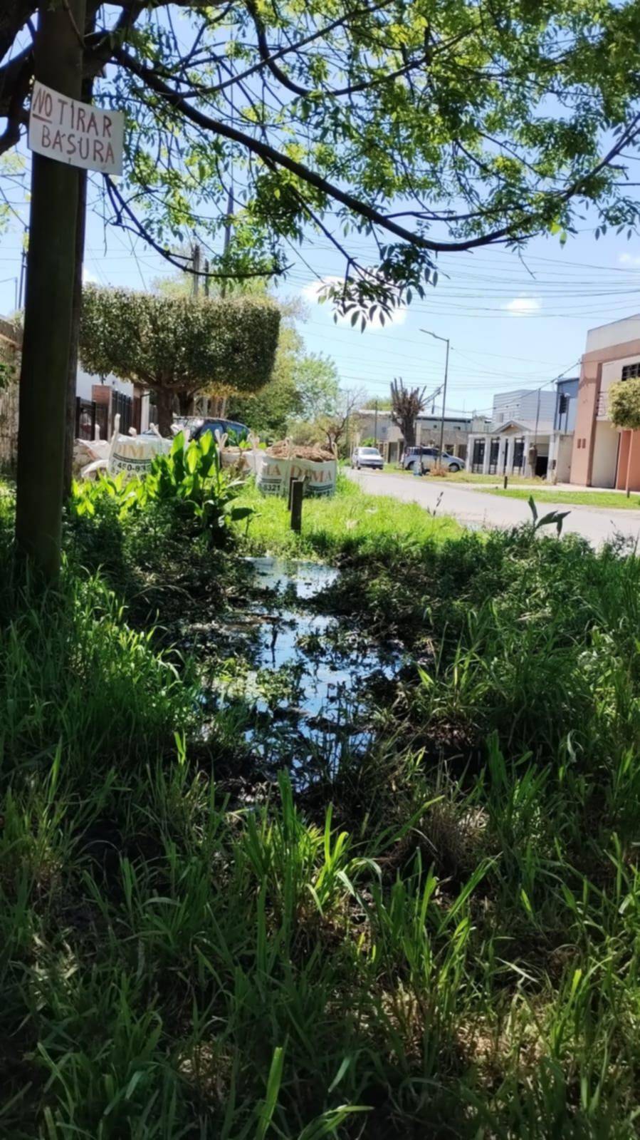 Por un caño roto, en 68 y 135 sólo tienen presión de agua por la noche