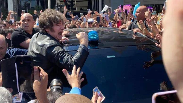 Disturbios y enfrentamientos en la visita de Javier Milei a la ciudad de Santa Fe