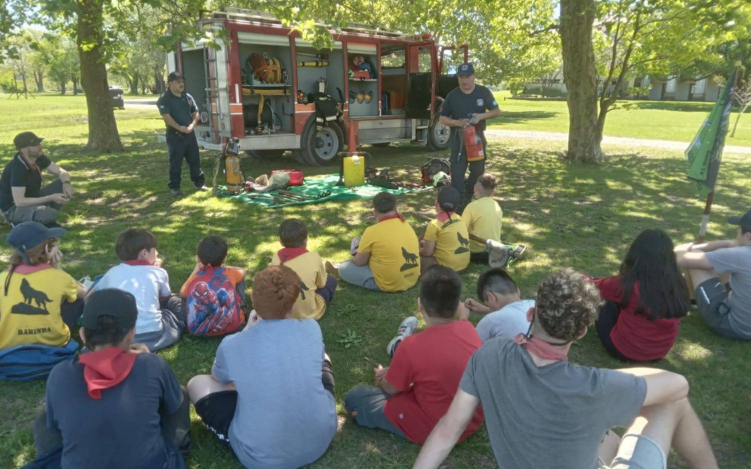 Bomberos Voluntarios de Arturo Seguí visitaron a Scout en el Parque Ecológico