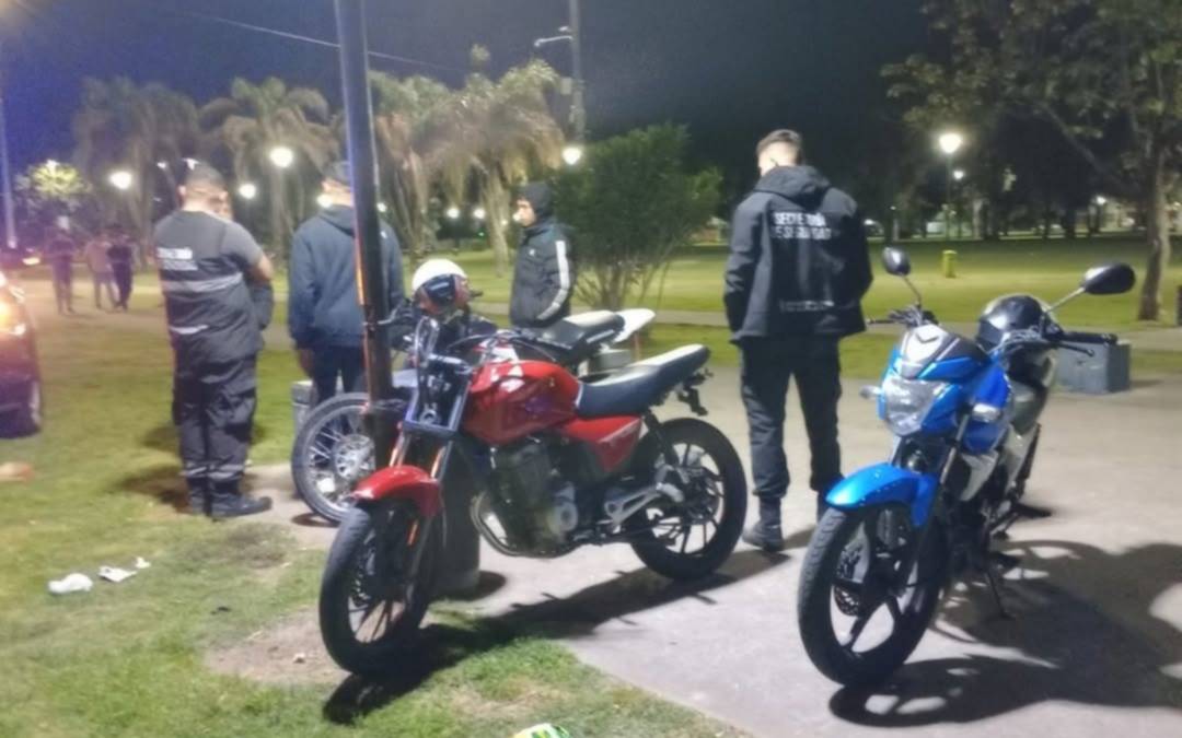Múltiples operativos en La Plata para prevenir las caóticas caravanas de motos