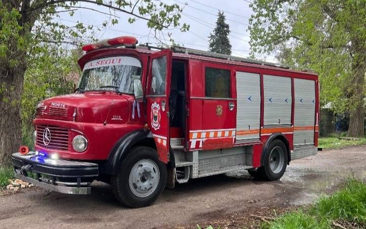 Bomberos de Arturo Seguí participaron en el rescate de un gatito en las alturas