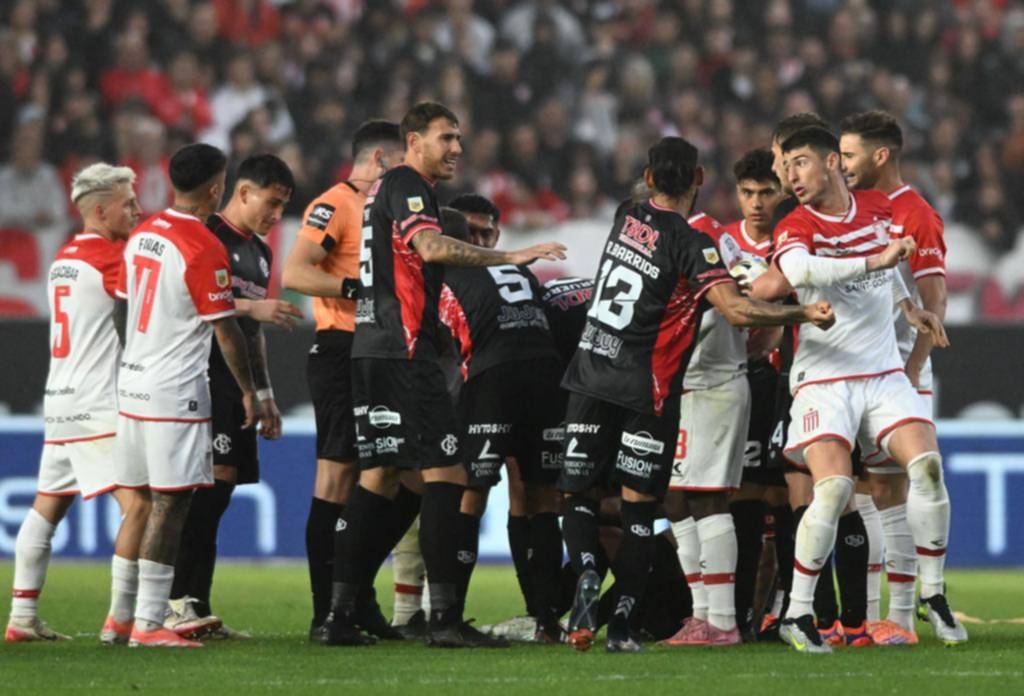 Final caliente y lluvia de bronca en UNO contra el árbitro y Chiqui Tapia