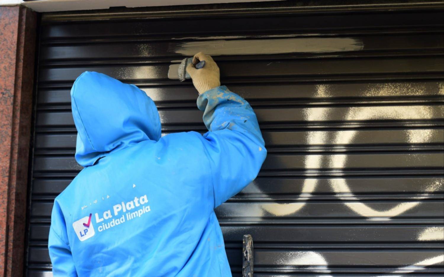 Avanzan en La Plata con la recuperación de mobiliario y frentes vandalizados