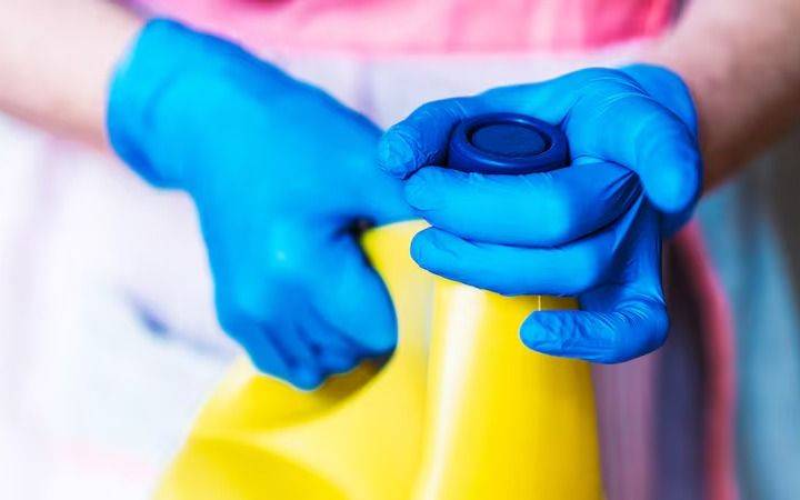 ANMAT prohibió la venta de una lavandina y productos cosméticos