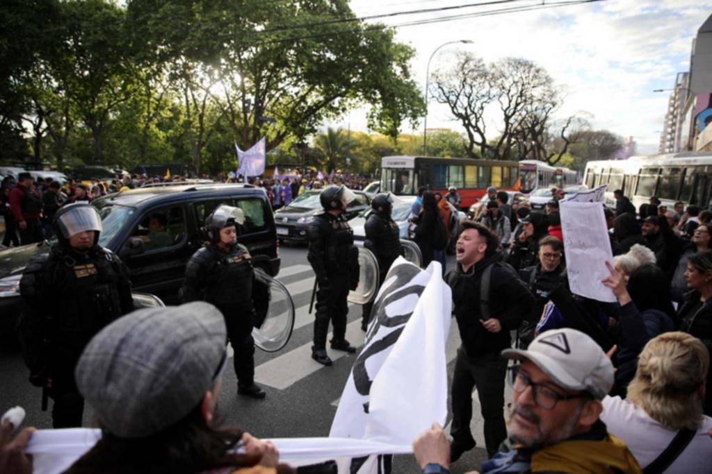 División libertaria y protestas