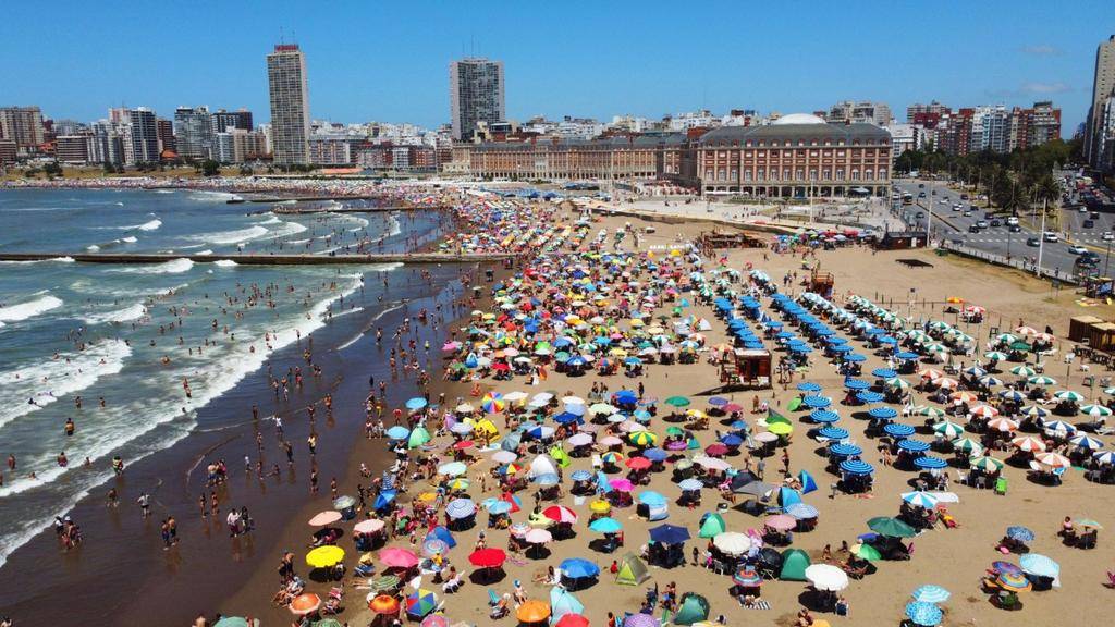 Verano 2026: subas del 25%, carpas por las nubes y la amenaza del éxodo turístico