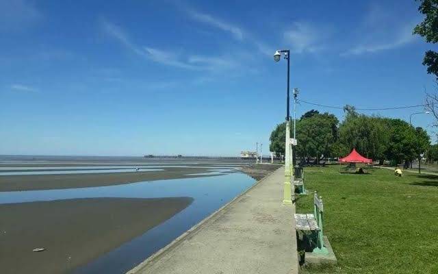 Martes con cielo despejado en Quilmes 