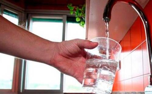Vecinos con vómito y diarrea en un barrio de La Plata: le apuntan al agua de ABSA 