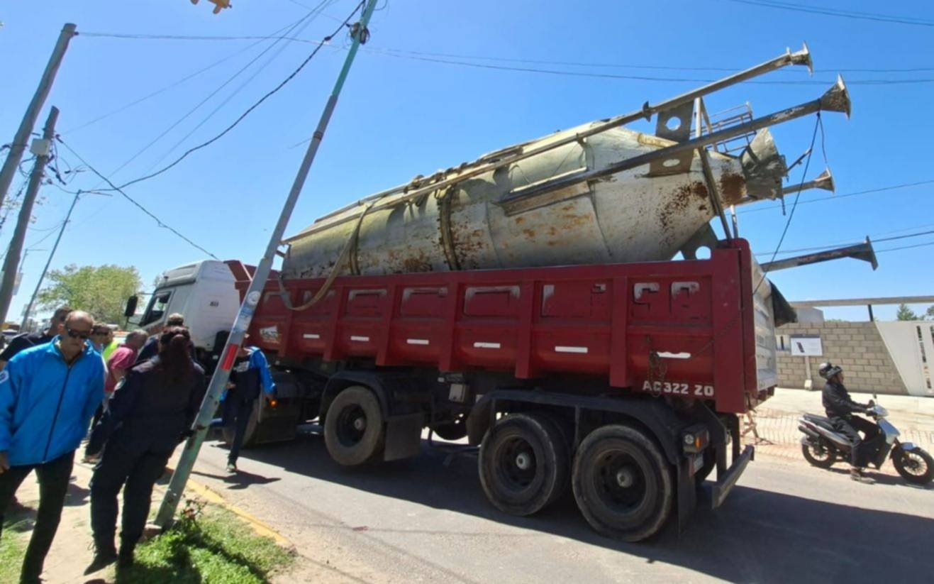 Grave accidente en Berisso: un operario cayó de lo alto de un camión en movimiento