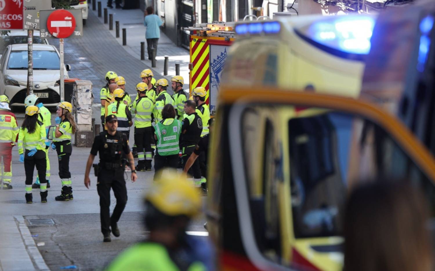 Colapso en Madrid: un edificio se derrumbó y hay personas atrapadas entre los escombros