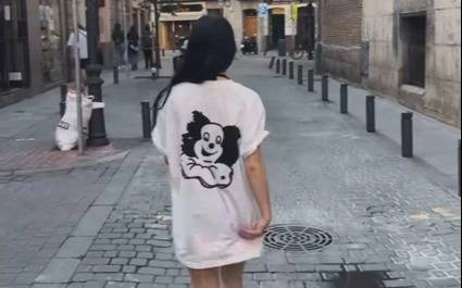 La ironía de Lali Espósito tras el show de Javier Milei: caminó por Madrid con una remera de payaso