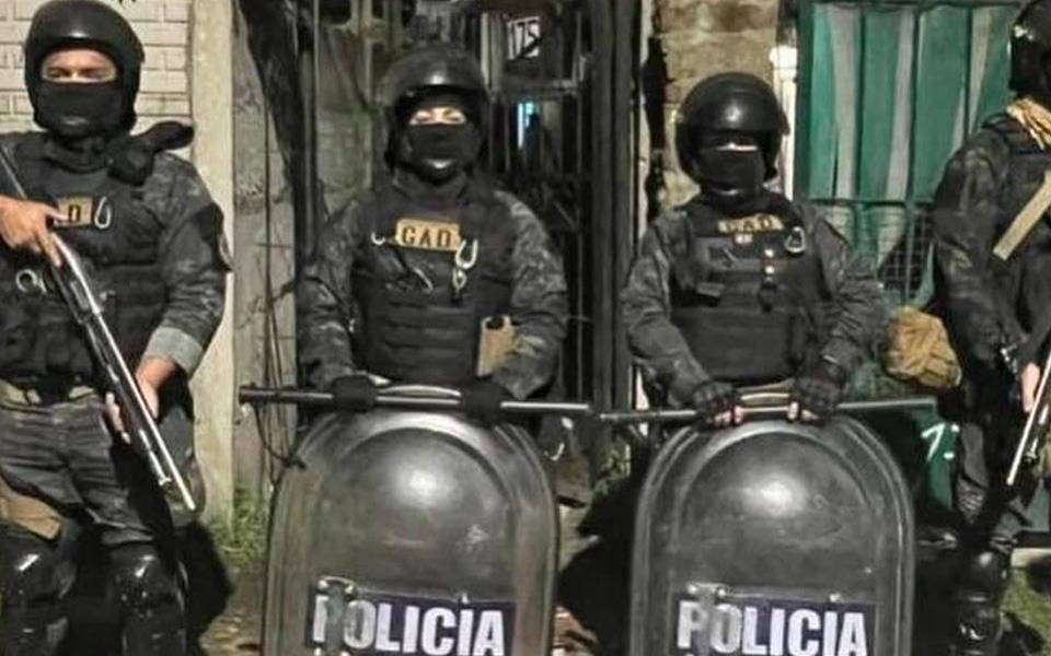 Un centenar de dosis, armas y dos detenidos: impactante allanamiento en la Región por narcomenudeo