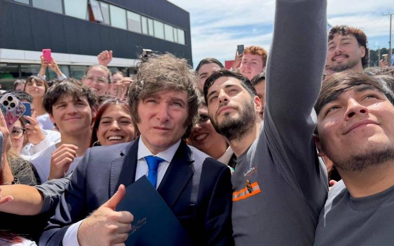 Milei a los gritos con un vecino que lo insultó en Mar del Plata: “Te bajo más la inflación así puteas un poco más”